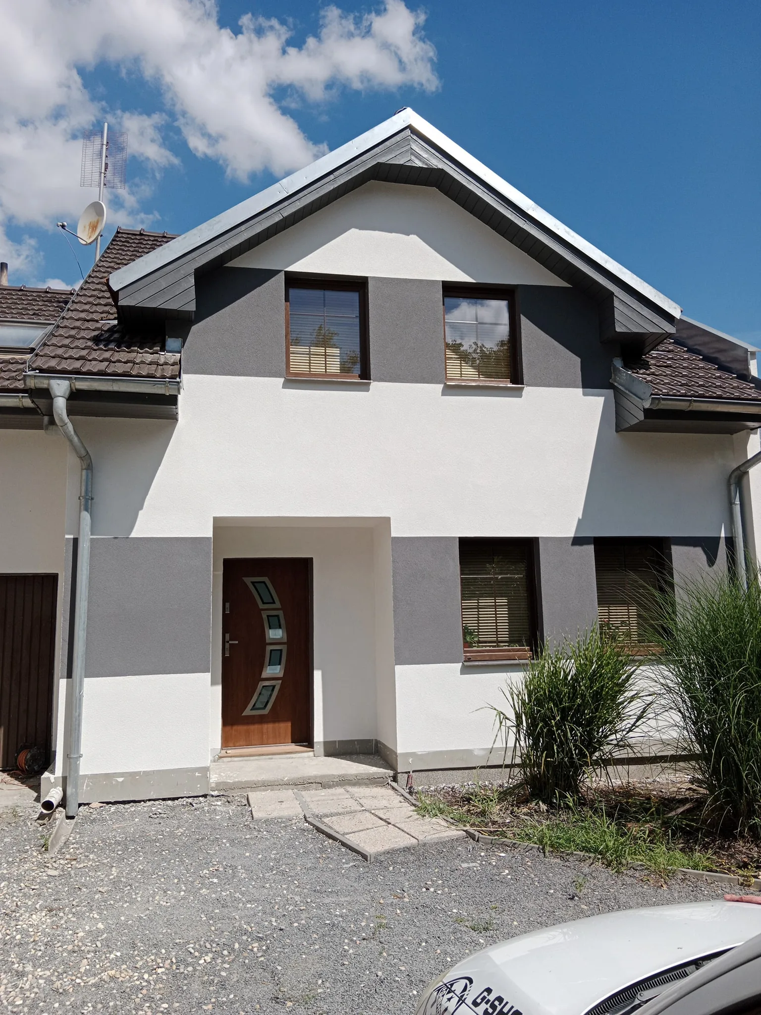 Hotová fasáda rodinného domu po zateplení a nové omítce – Poly stavby Petr Poláček Jižní Morava